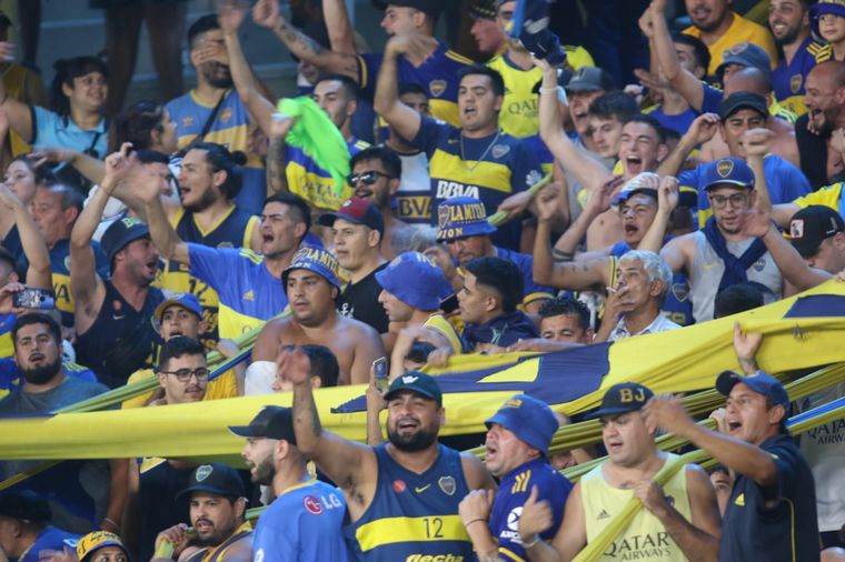 Hinchas de Boca en el Estadio Mario Alberto Kempes.