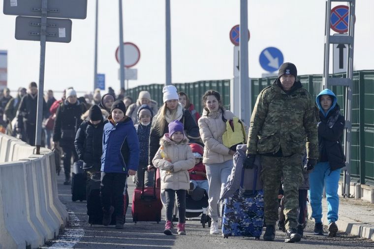 Ucranianos huyen de su país por la guerra (AP Foto/Czarek Sokolowski).
