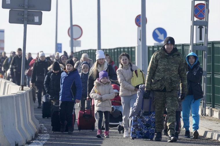 FOTO: Ucranianos huyen de su país por la guerra (AP Foto/Czarek Sokolowski).