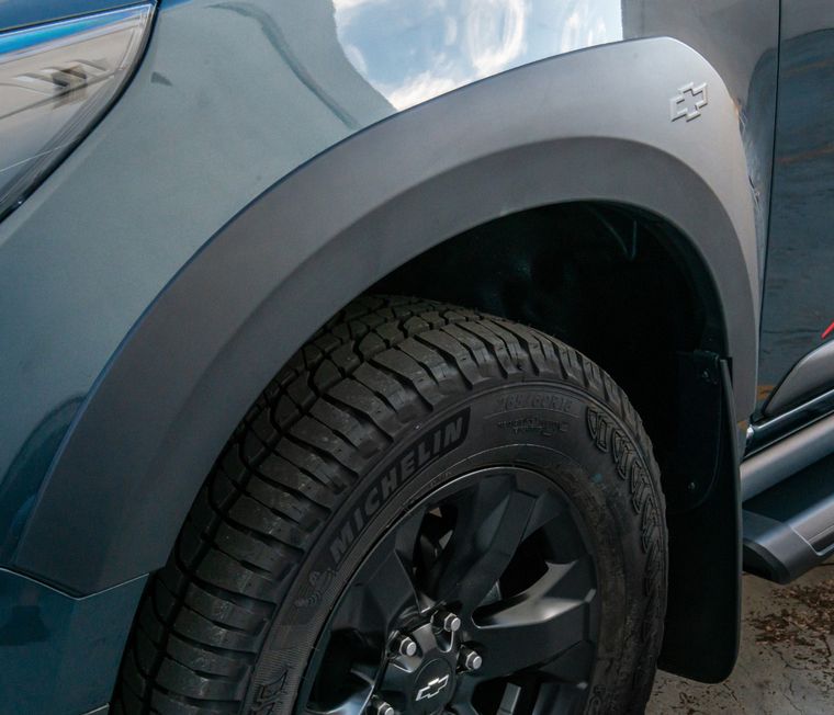 Llantas de aluminio de 18” que portan neumáticos de uso mixto “All Terrain”.