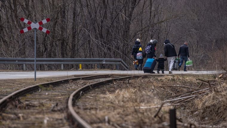 Familias llegan al cruce fronterizo polaco-ucraniano en Kroscienko, Polonia.