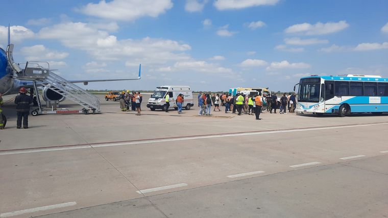 FOTO: El avión de Aerolíneas Argentinas que aterrizó de emergencia en Córdoba.