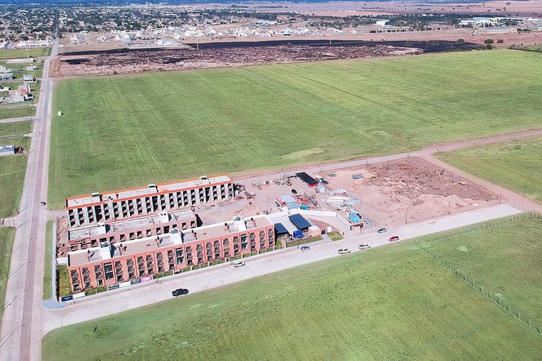 Los primeros habitantes disfrutan de atardeceres con vista a las sierras (Edisur)