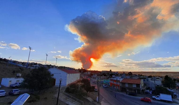 FOTO: Controlan incendio en un pozo petrolero en Santa Cruz