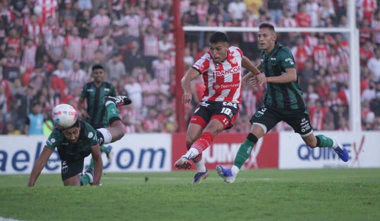 FOTO: Rodríguez se llena el botín de gol, en el primer tanto "Albirrojo".