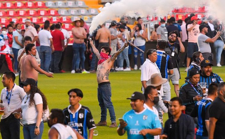 Partido entre Querétaro-Atlas se suspende en México por violencia en las tribunas.
