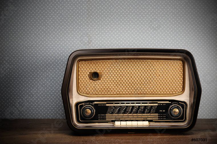 FOTO: El amor por la radio en el medio de una dura infancia.