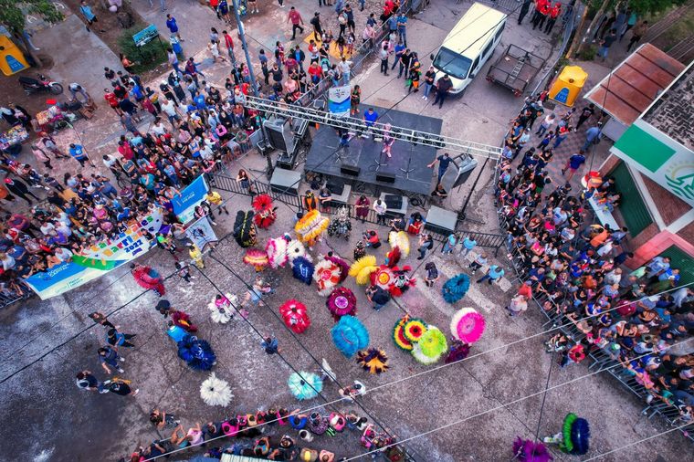 FOTO: El carnaval barrial llevó alegría a Villa El Libertador