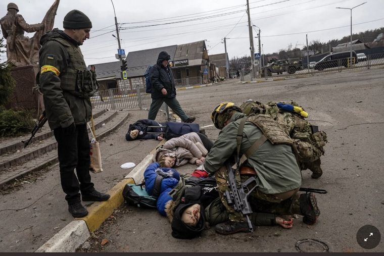 FOTO: Cuatro civiles asesinados en Irpín (Foto: Lynsey Addario/New York Times).