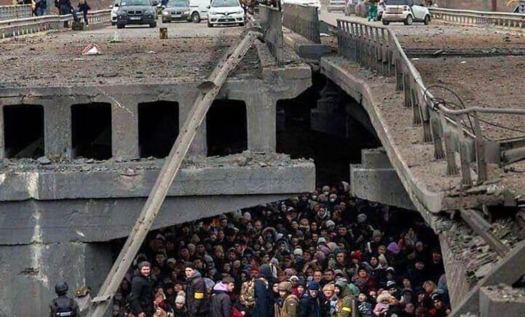 FOTO: Ucranianos se esconden de los ataques bajo las ruinas del puente en Irpim.