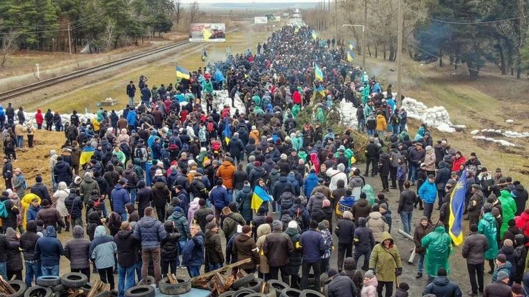 FOTO: Miles de ucranianos huyen por la invasión rusa.