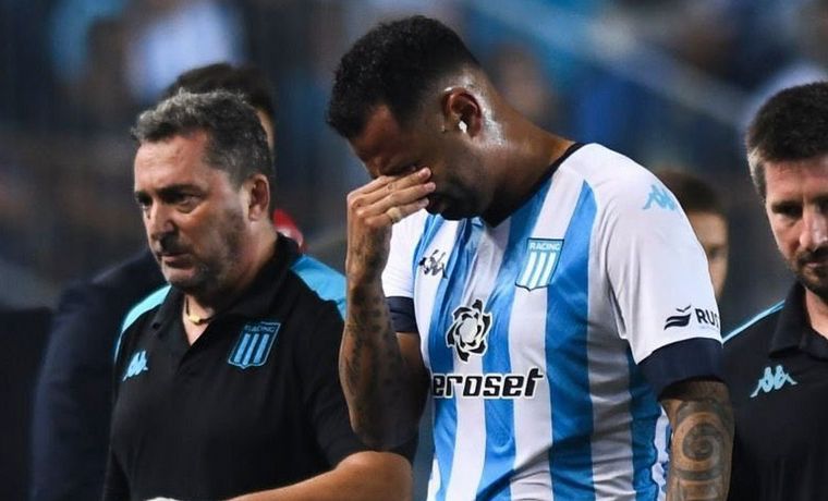 Edwin Cardona sale del campo de juego con gestos de dolor.