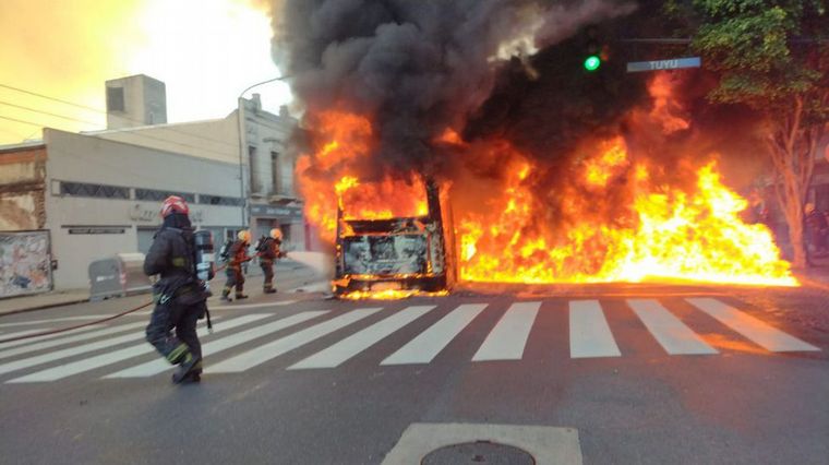 FOTO: Se incendió un colectivo sin pasajeros en Liniers
