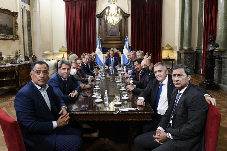 FOTO: Sergio Massa junto a gobernadores y vicegobernadores de 14 provincias.