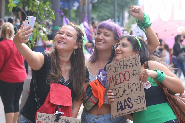 FOTO: Mujeres marcharon en Córdoba por el 8M.