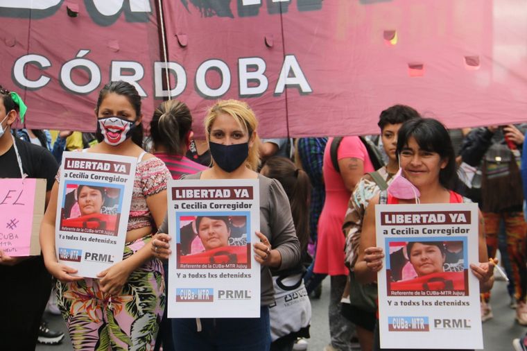 Miles de mujeres marcharon por el centro cordobés por el 8 de marzo.