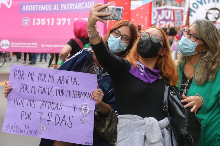 Miles de mujeres marcharon por el centro cordobés por el 8 de marzo.