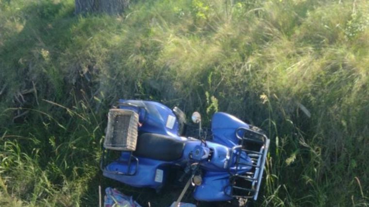 La víctima fatal perdió el control del cuatriciclo e impactó con la banquina.