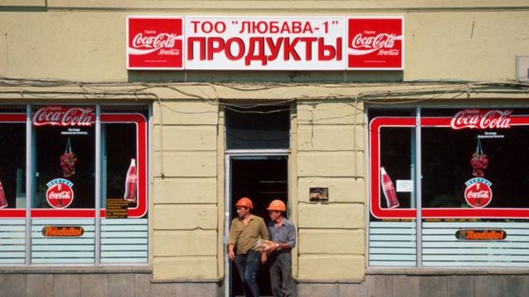 FOTO: Coca-Cola anunció que suspende sus operaciones en Rusia (Getty Images).  