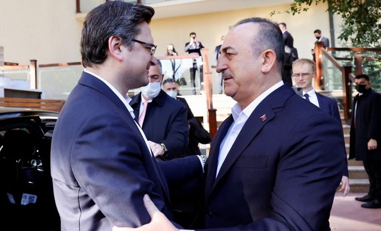 El ministro de relaciones exteriores de Ucrania, Dmytro Kuleba, al llegar a Turquía.