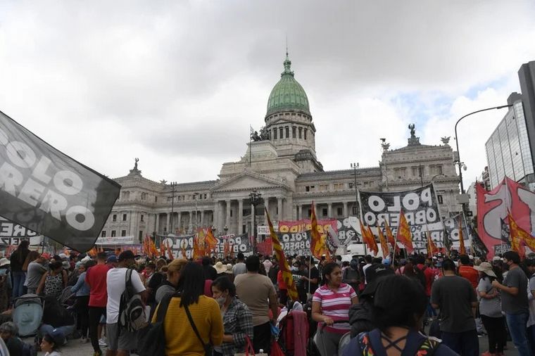 FOTO: Masiva marcha frente al Congreso por la sesión en Diputados (Foto: Maximiliano Luna)