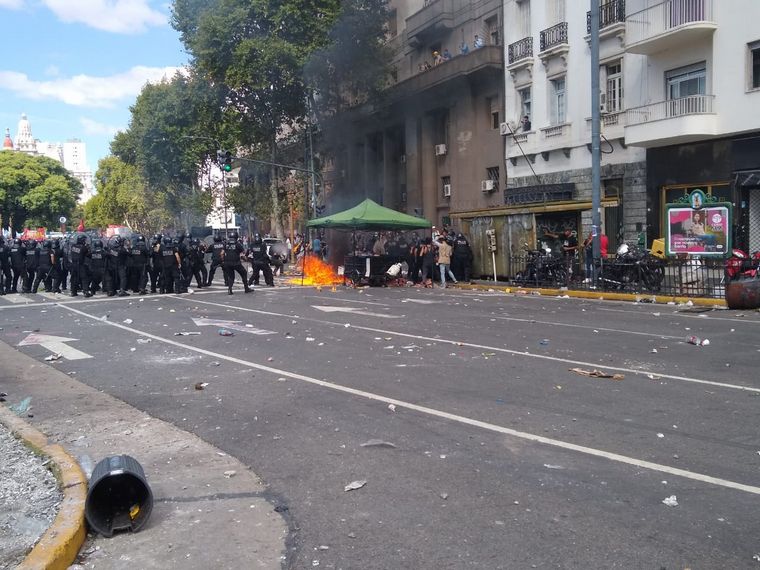 El estado de las inmediaciones del Congreso después de los incidentes