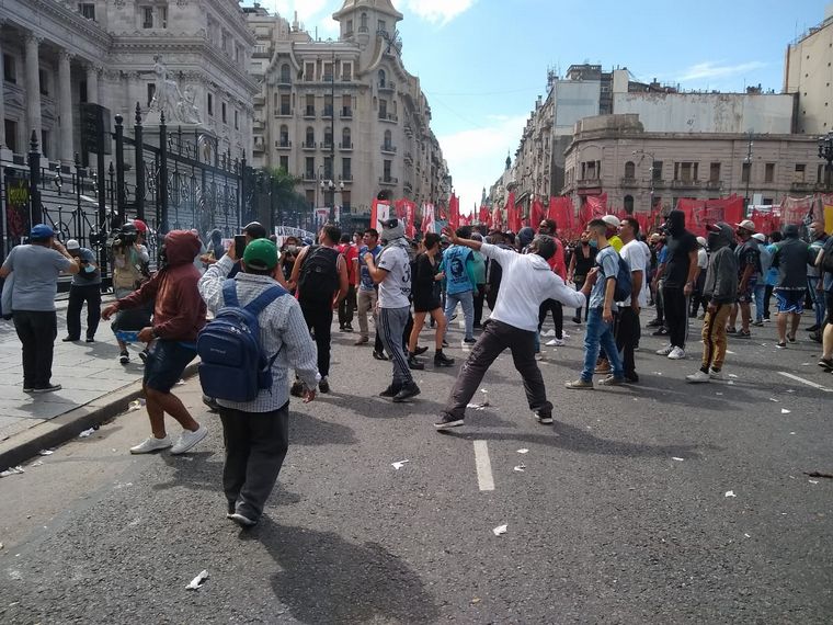 El estado de las inmediaciones del Congreso después de los incidentes