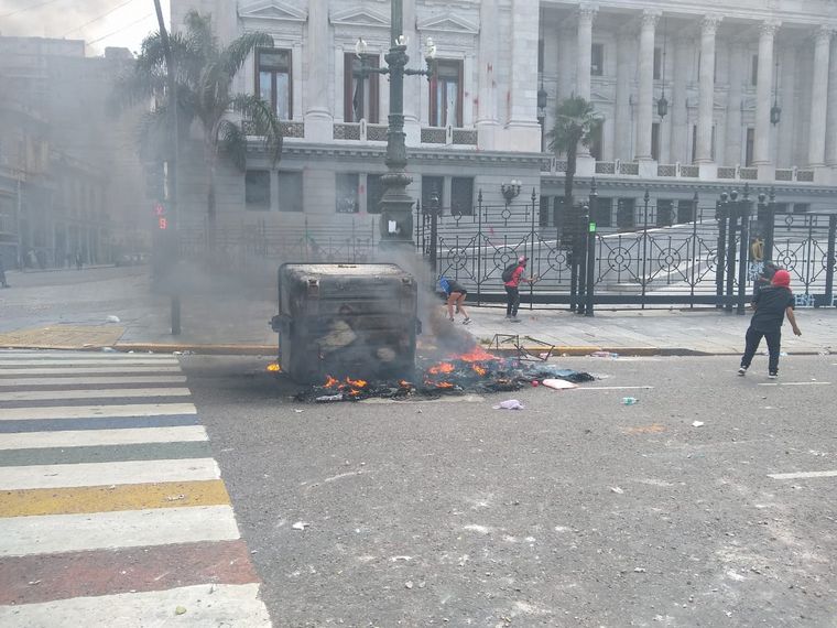 El estado de las inmediaciones del Congreso después de los incidentes