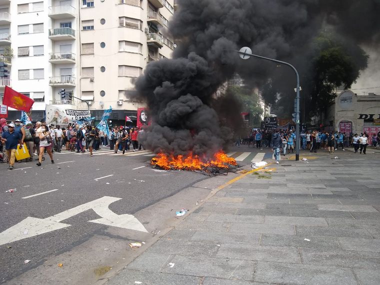 El estado de las inmediaciones del Congreso después de los incidentes