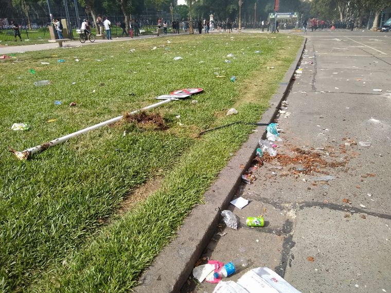 El estado de las inmediaciones del Congreso después de los incidentes