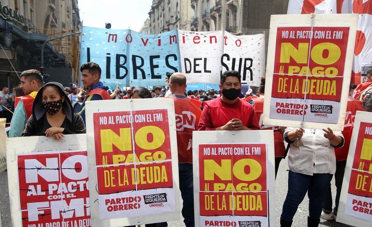 El PO fue al Parlamento a protestar contra el FMI.