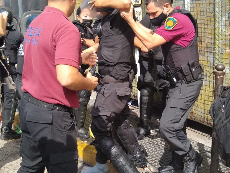 FOTO: Manifestantes atacaron a un policía con una bomba molotov