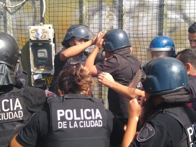 Manifestantes atacaron a un policía con una bomba molotov