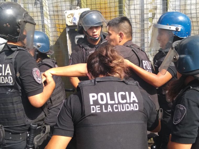 Manifestantes atacaron a un policía con una bomba molotov