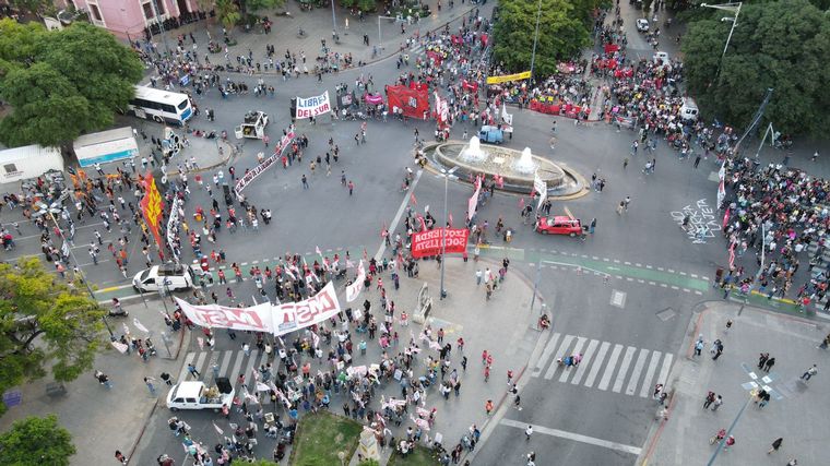 FOTO: La marcha, en distintas columnas, vista desde arriba.