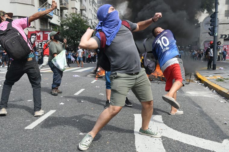 Un grupo provocó violentos desmanes en la manifestación.