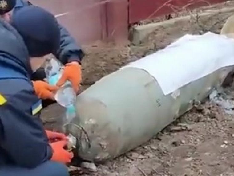 FOTO: Dos ucranianos desactivaron una bomba rusa con sus manos