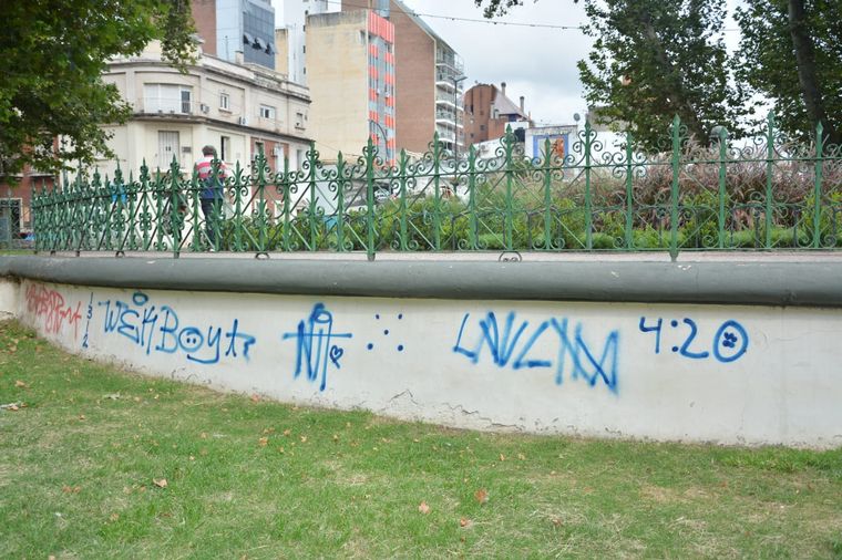 FOTO: La Municipalidad denunció hechos de vandalismo en varias plazas de Córdoba