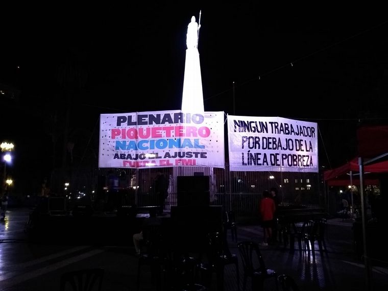 FOTO: Grupos de izquierda realizan un plenario piquetero en Plaza de Mayo