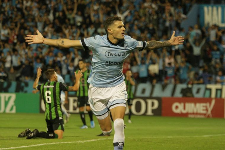 Fiesta "Pirata". Pablo Vegetti festeja el primer tanto del "Pirata" en Alberdi.