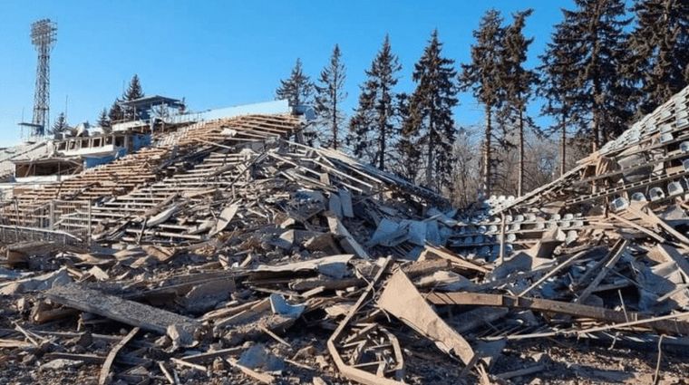 FOTO: El estadio de un club ucraniano fue destruido por un bombardeo ruso (TyC Sports)