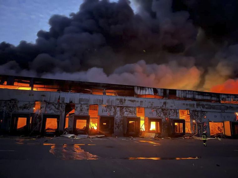 FOTO: Incendio en un almacén de productos congelados en el distrito de Brovary. (Foto: NA)