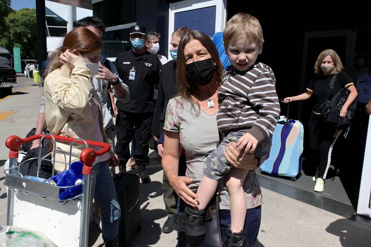 FOTO: Llegaron los primeros argentinos repatriados desde Ucrania.