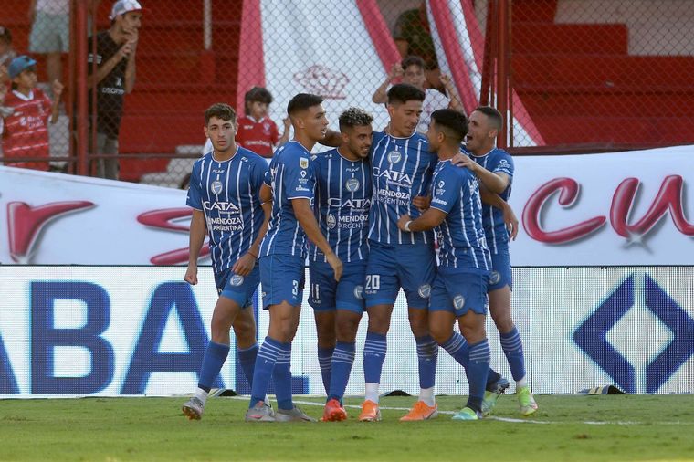 Godoy Cruz dio vuelta un partido complicado en el Palacio Tomás Ducó.