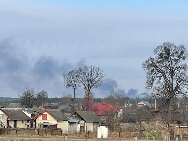 Columna de humo en la zona atacada por Rusia este domingo. (Foto: El País)