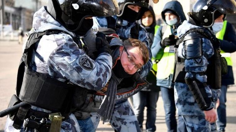 FOTO: Policía detiene a hombre que protestaba frente a la plaza Manezhnaya (Foto: AFP)