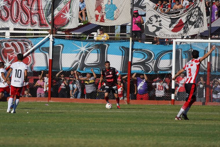 FOTO: "El Loco" Carranza tuvo un partido consagratorio atajando dos penales. 