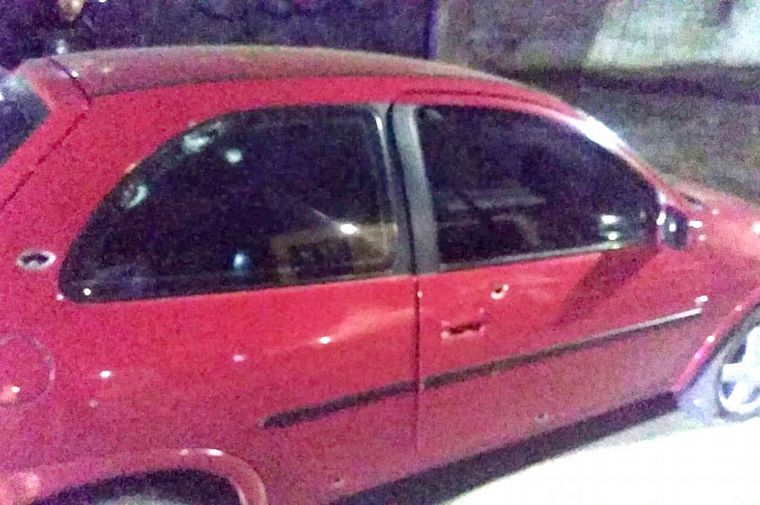 FOTO: El automóvil muestra las secuelas del feroz ataque a balazos.