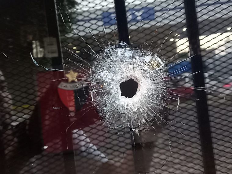 Volvieron a atacara a balazos la sede de Colón de Santa Fe (Foto: Omar Vega).