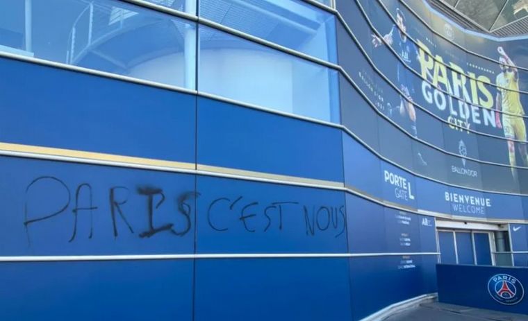 FOTO: Pintaron mensajes contra la dirigencia en el estadio del PSG